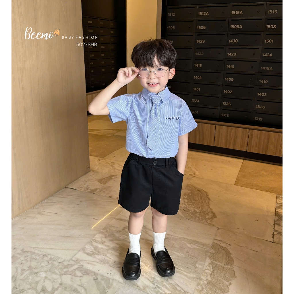 Bộ sơ mi kẻ cổ đức kèm cavat in chữ ngực, set sơ mi cộc tay bé trai áo sơ mi kẻ quần kaki Beemo