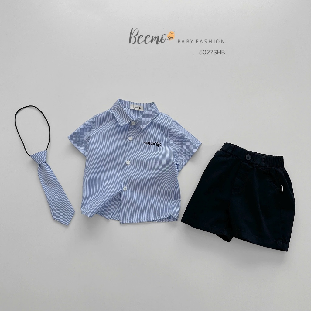 Bộ sơ mi kẻ cổ đức kèm cavat in chữ ngực, set sơ mi cộc tay bé trai áo sơ mi kẻ quần kaki Beemo