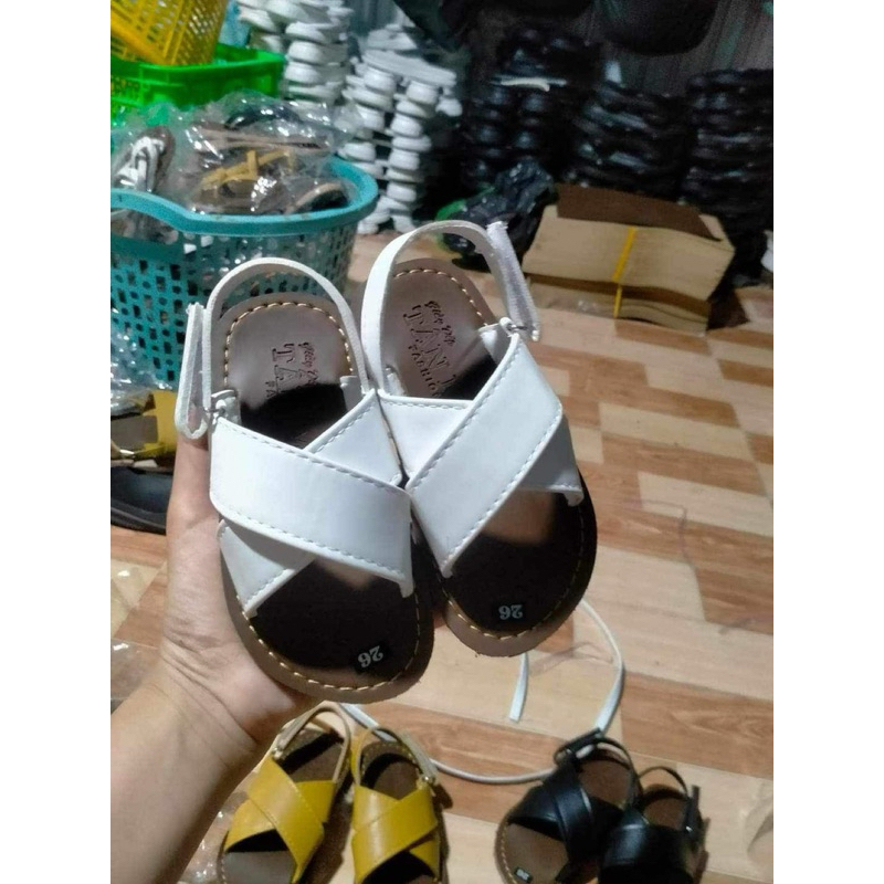 Giày Quai Chéo BaBy Siêu Dể Thương Chất Liệu Quai Mềm Mại Đế Cao Su Chống Trơn Trượt Độ Bền Cao