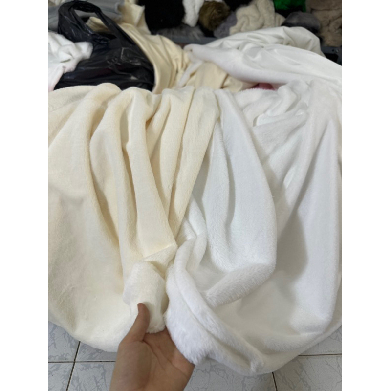 Thảm lông mịn màu trắng lót tủ kính - Thảm lông màu trắng tinh trải tủ điện thoại