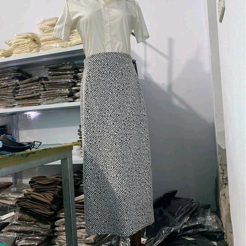 Chân váy A công sở vải dạ chéo, mềm, dãn ,nhẹ ấm có xẻ, kéo khóa sau , chiều dài váy 80cm thanh lịch mà vẫn ấm