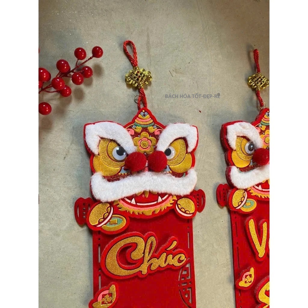 Cặp câu đối đầu lân nhung đỏ chữ nổi treo trang trí Tết