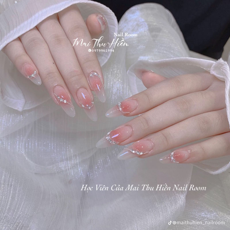 Nailbox mẫu nail thạch tiểu thư , nail thiết kế thủ công phối đá sang trọng