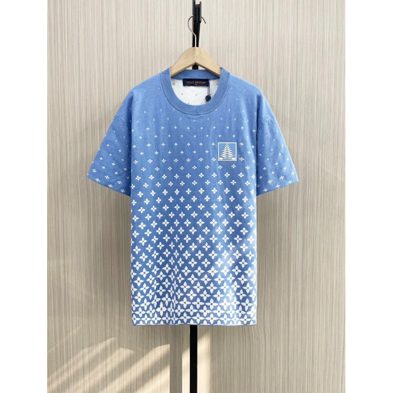 ⚡️[Hight Quality] Áo Phông Len Lu1s Vu11on Monogram Gradient 25FW Shirts - Điểm Nhấn Cây Thông Phối Xanh Loang Cao Cấp