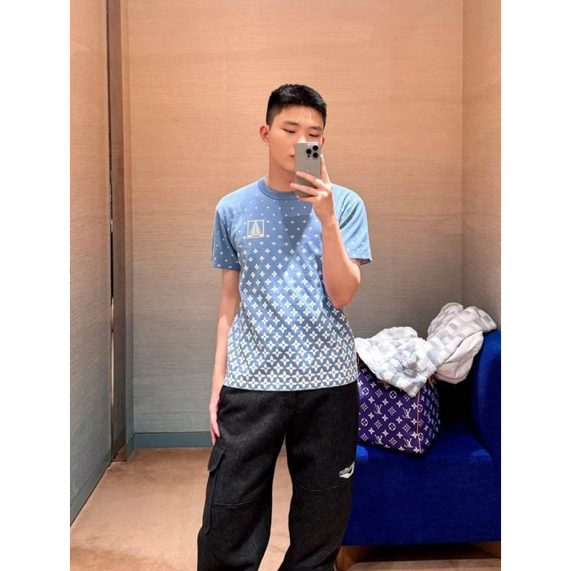 ⚡️[Hight Quality] Áo Phông Len Lu1s Vu11on Monogram Gradient 25FW Shirts - Điểm Nhấn Cây Thông Phối Xanh Loang Cao Cấp