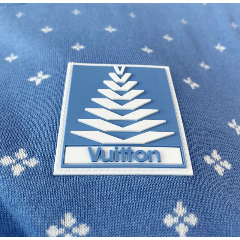 ⚡️[Hight Quality] Áo Phông Len Lu1s Vu11on Monogram Gradient 25FW Shirts - Điểm Nhấn Cây Thông Phối Xanh Loang Cao Cấp