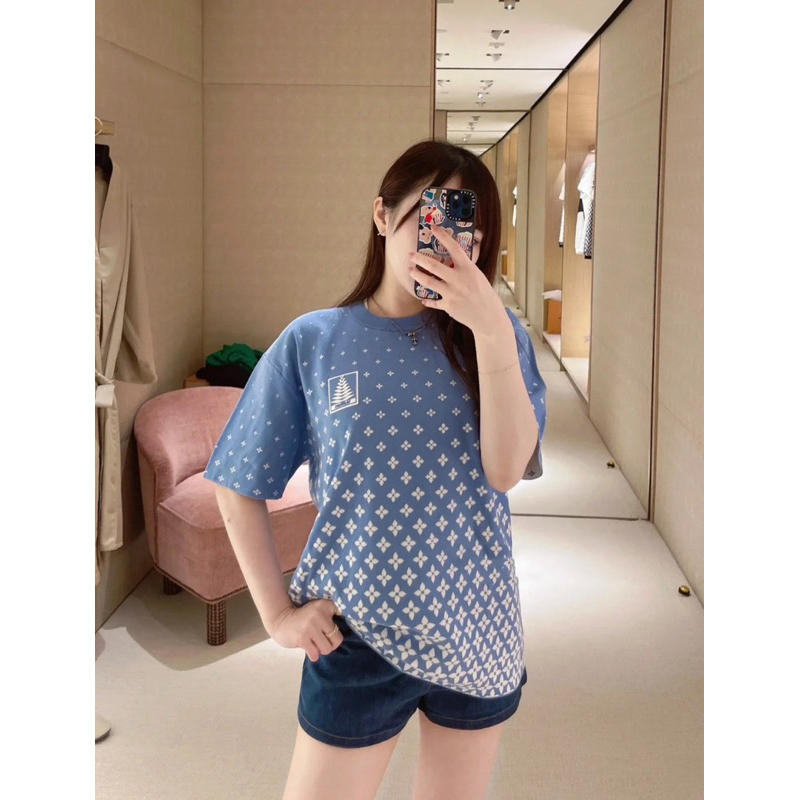 ⚡️[Hight Quality] Áo Phông Len Lu1s Vu11on Monogram Gradient 25FW Shirts - Điểm Nhấn Cây Thông Phối Xanh Loang Cao Cấp