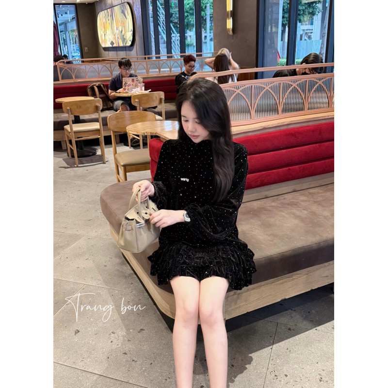 Váy nhung đính đá dáng xuông lấp lánh xinh lắm