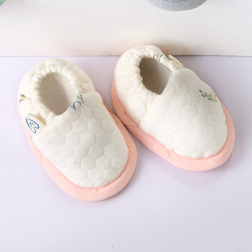 GIày tập đi chất liệu chần bông dày , mềm cho bé