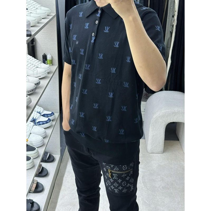 ⚡️[Hight Quality] Áo Polo Len Lu1s Vu11on Embroidered 25FW Shirts - Điểm Nhấn Monogram Xanh Dệt Toàn Bộ Nam Nữ Qccc