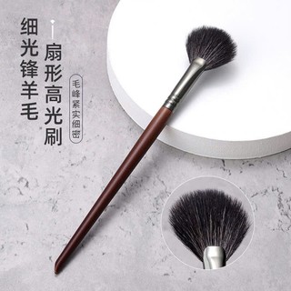 Cọ quạt  dùng để hightlight/má hồng