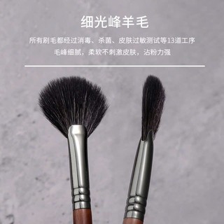 Cọ quạt  dùng để hightlight/má hồng