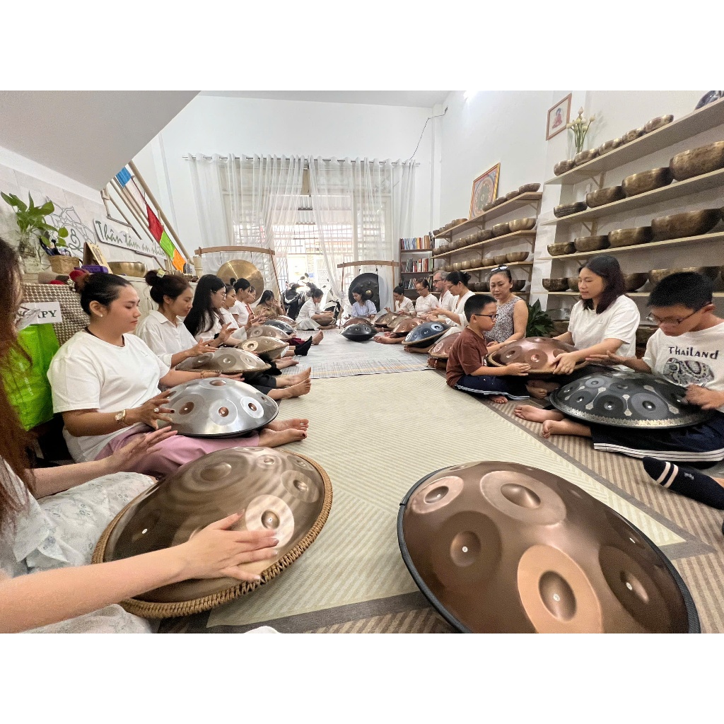 Trống handpan 10 note màu đồng - Đầy đủ phụ kiện (Túi đựng,khăn lau,giá để trống,dùi trống,dầu lau)