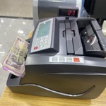 Máy đếm tiền nhập khẩu giá rẻ có chức năng nhân tống theo từng mệnh giá tiền, chia mẻ, cộng dồn SLC 2025 — ảnh 1
