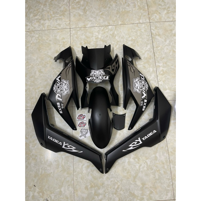 bộ nhựa 8 món gắn xe điện xmen dùng mặt lạ bi cầu kèm tem hổ, tem hello kitty, tem s7,(tặng ốc)  phụ tùng xe điện