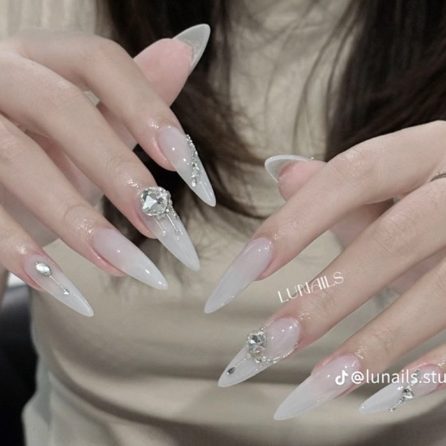 Nailbox thiết kế mã H016 màu trắng nước gạo phối đá ( ib để dc hỗ trợ đo sz )