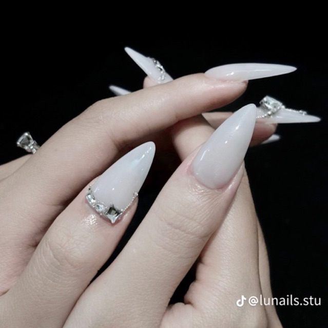 Nailbox thiết kế mã H016 màu trắng nước gạo phối đá ( ib để dc hỗ trợ đo sz )