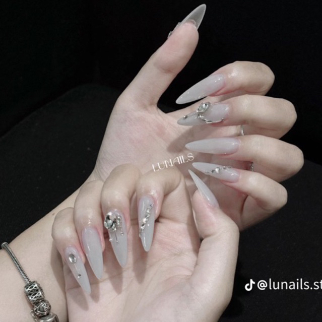 Nailbox thiết kế mã H016 màu trắng nước gạo phối đá ( ib để dc hỗ trợ đo sz )