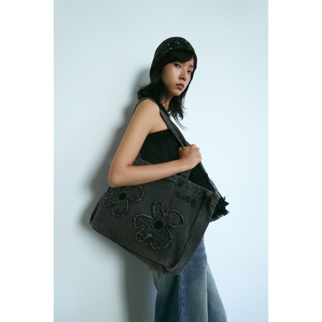 Ảnh LIBÉ WORKSHOP - Túi tote vải denim thêu hoa hoạ tiết viền rách màu xám 2