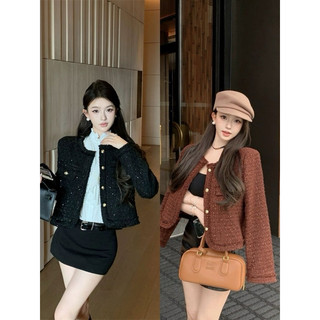Áo khoác dạ tweed lấp lánh cổ tròn phối viền tua rua hai túi nắp dáng ngắn