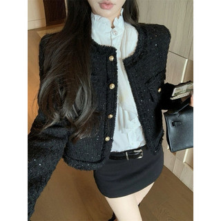 Áo khoác dạ tweed lấp lánh cổ tròn phối viền tua rua hai túi nắp dáng ngắn