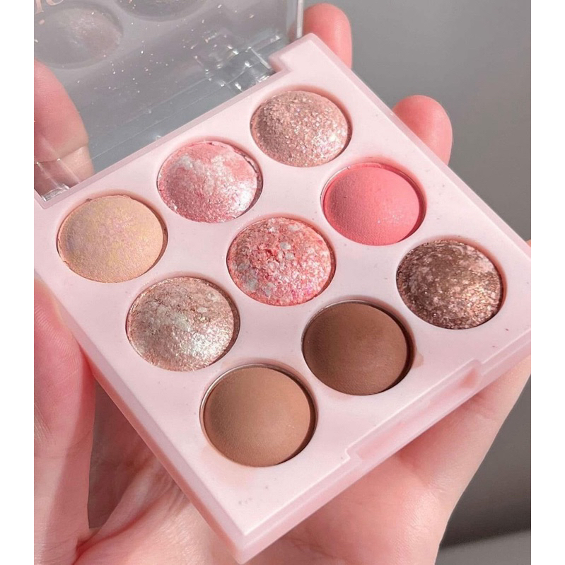 Bảng mắt sáp 9 ô nhà Dasique tông 19 Candy Berry. 1 bảng màu bao gồm các tông màu cam hồng trẻ trung năng động.