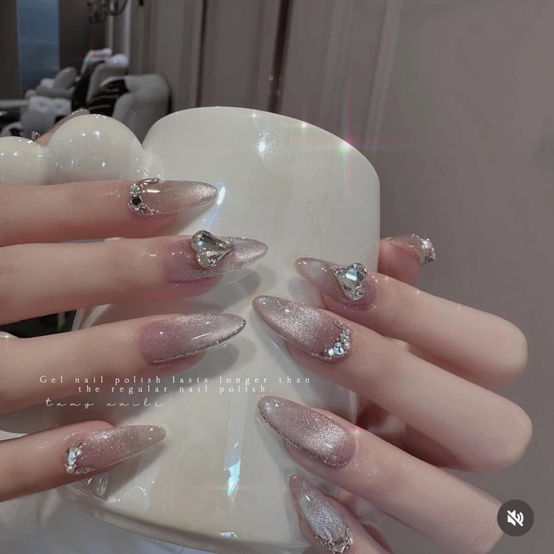 Nailbox thiết kế mẫu nail mắt mèo kim cương phối đá sang trọng phù hợp với mọi lứa tuổi