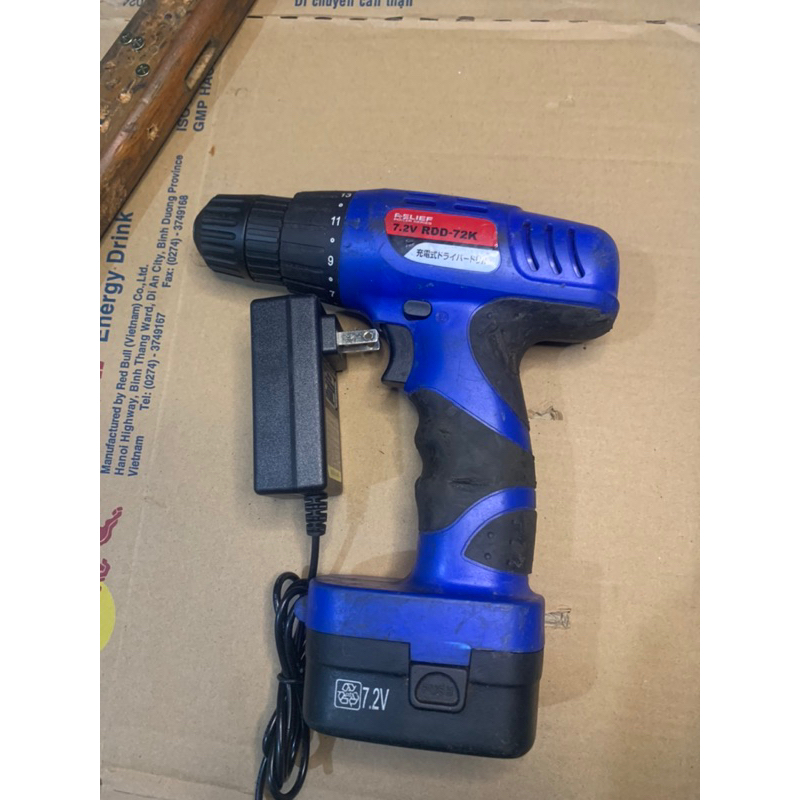Máy khoan, bắn vít có cấp trượt nhật bãi đã đóng lại pin 12v như hình, máy hoạt động tốt(sp gồm máy 1 pin 1 sạc 220v)