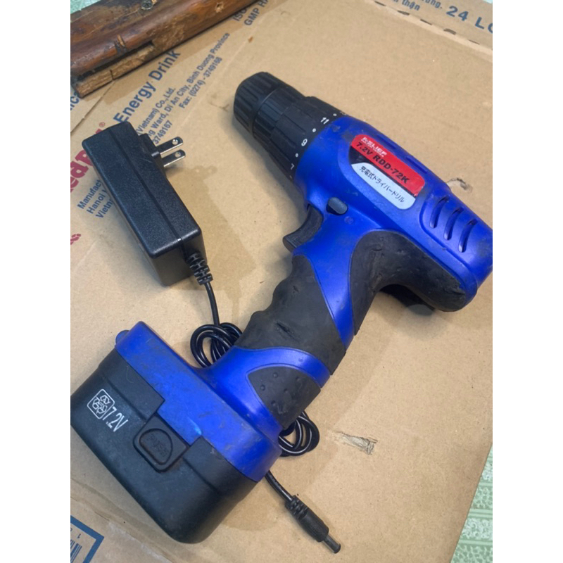 Máy khoan, bắn vít có cấp trượt nhật bãi đã đóng lại pin 12v như hình, máy hoạt động tốt(sp gồm máy 1 pin 1 sạc 220v) | BigBuy360 - bigbuy360.vn