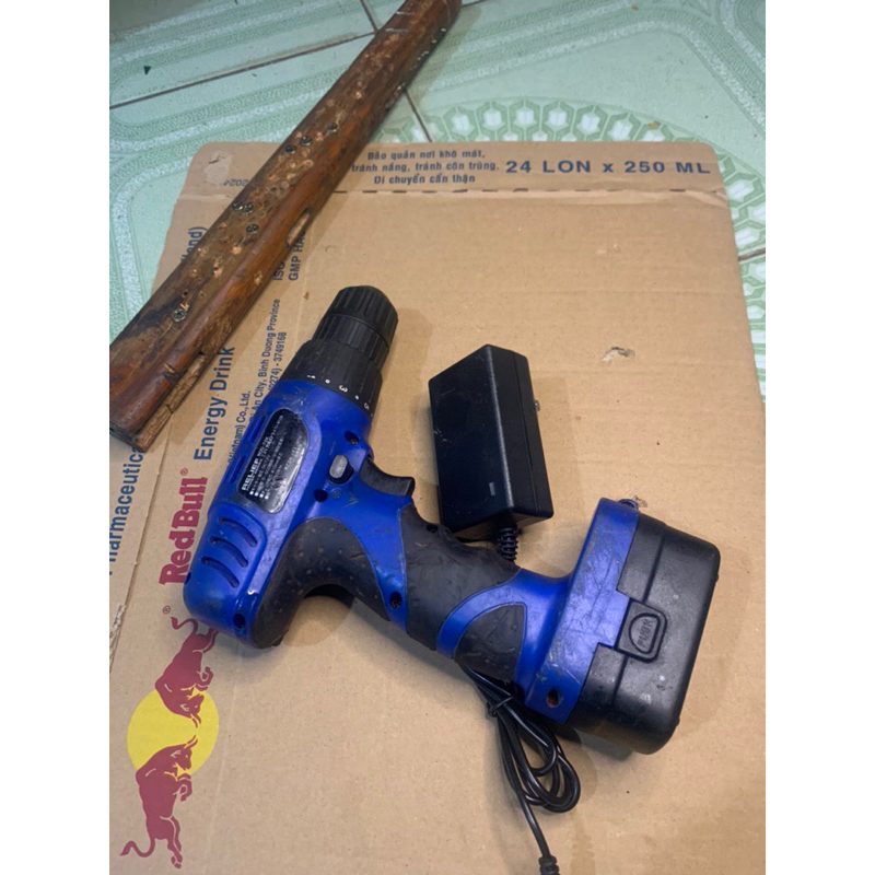 Máy khoan, bắn vít có cấp trượt nhật bãi đã đóng lại pin 12v như hình, máy hoạt động tốt(sp gồm máy 1 pin 1 sạc 220v) | BigBuy360 - bigbuy360.vn