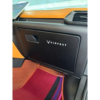 Tấm dán chống xước bảo vệ cốp ghế phụ dành cho xe VINFAST( tấm dán chất liệu Carbon Air Fiber).