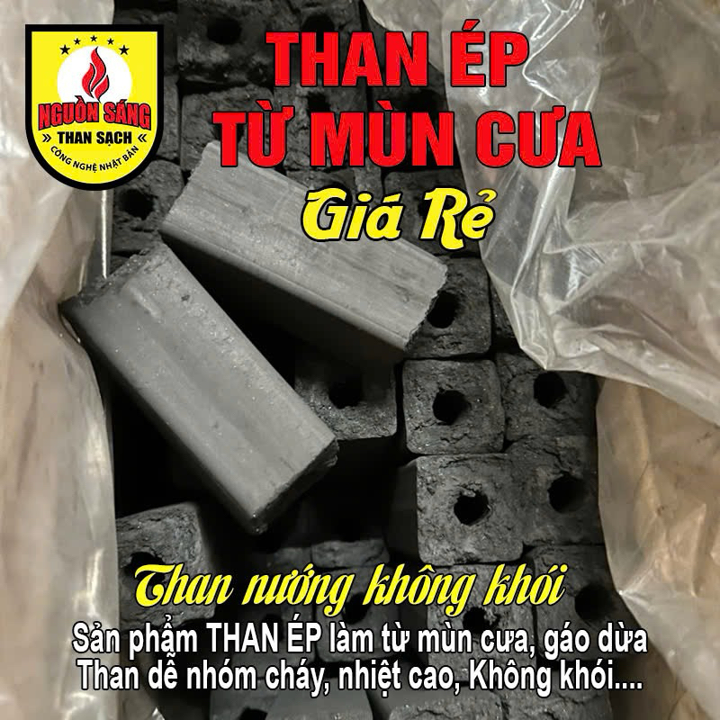 Than ép mùn cưa chất lượng cao, màu đen bóng, được sắp xếp gọn gàng.