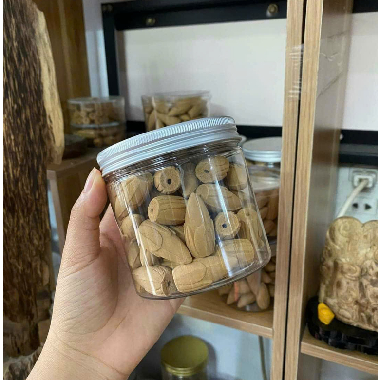 Nụ trầm hương(5 nụ) thơm lâu ít khỏi, tư nhiên, được làm từ bột trầm nguyên chất và ép bằng keo bời lời.