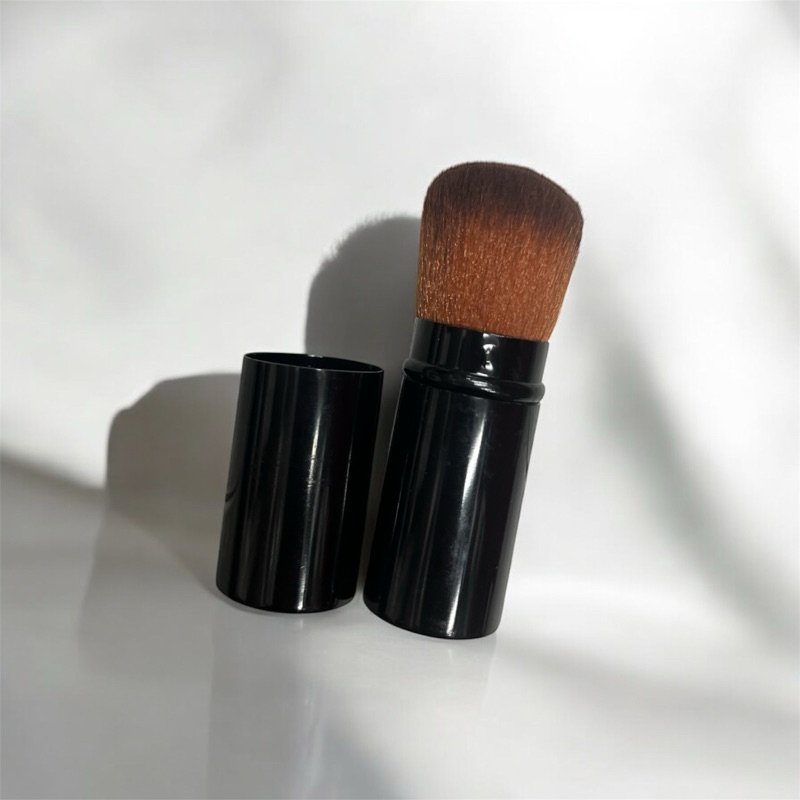 Cọ má hồng cán nhôm size mini, có nắp đậy. Lông cọ mịn màng, dễ vệ sinh sau khi dùng.