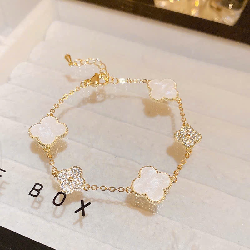 Vòng tay hoa bốn cánh sang trọng, phong cách nữ tính, chất liệu vàng cao cấp kết hợp họa tiết đá sáng bóng và sắc hồng