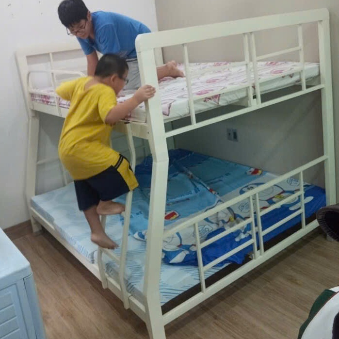 Giường 2 tầng người lớn dày dặn,chắc chắn màu kem.