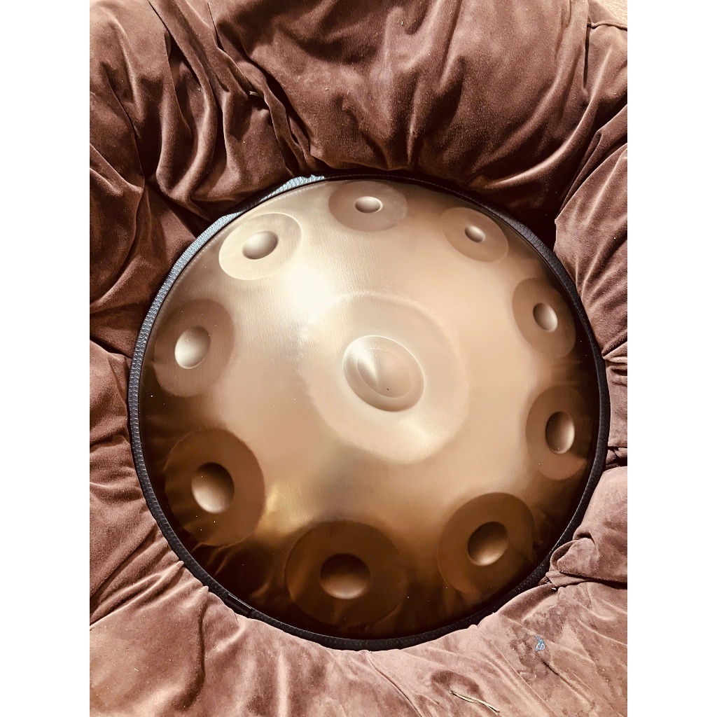 Trống handpan 10 note màu đồng - Đầy đủ phụ kiện (Túi đựng,khăn lau,giá để trống,dùi trống,dầu lau)