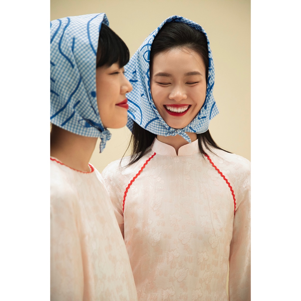 Ảnh TheBlueTshirt - Khăn vuông choàng cổ Bandana cotton màu xanh dương Blue Iconic - WaterBlue Gingham - Women 3