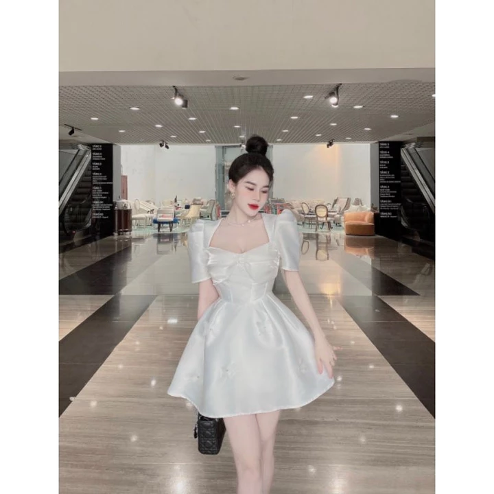 Váy nữ dự tiệc đen cúp ngực đính đá thiết kế, đầm dáng ngắn sang trọng đi chơi. Váy tacta nơ ngực xoè 4 ly tay bồng.