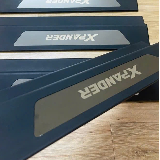 Ốp bậc cửa, nẹp bước chân NGOÀI NHỰA 3D xe Xpander 2018- 2024- Logo chữ 3D tráng gương XỊN- Hàng cao cấp_2CAR