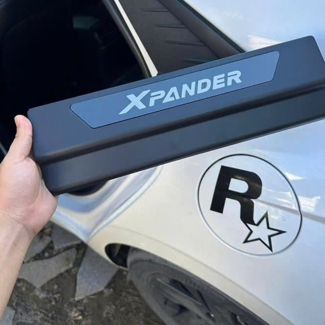 Ốp bậc cửa, nẹp bước chân NGOÀI NHỰA 3D xe Xpander 2018- 2024- Logo chữ 3D tráng gương XỊN- Hàng cao cấp_2CAR