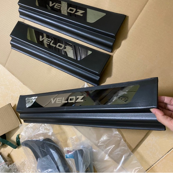 Ốp Bậc Cửa, Nẹp chân NGOÀI NHỰA 3D xe Toyota Veloz 2022- 2024, 2025 - Chữ tráng gượng XỊN- Hàng cao cấp