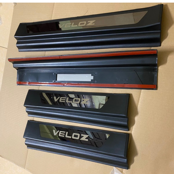 Ốp Bậc Cửa, Nẹp chân NGOÀI NHỰA 3D xe Toyota Veloz 2022- 2024, 2025 - Chữ tráng gượng XỊN- Hàng cao cấp