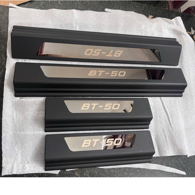Ốp bậc cửa, nẹp bước chân NGOÀI NHỰA 3D xe Mazda BT50 2014- 2021- Logo chữ 3D tráng gương cao cấp_2CAR