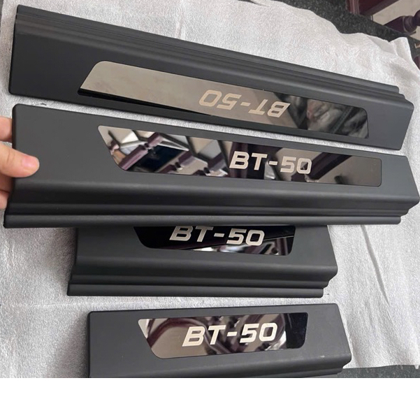 Ốp bậc cửa, nẹp bước chân NGOÀI NHỰA 3D xe Mazda BT50 2014- 2021- Logo chữ 3D tráng gương cao cấp_2CAR