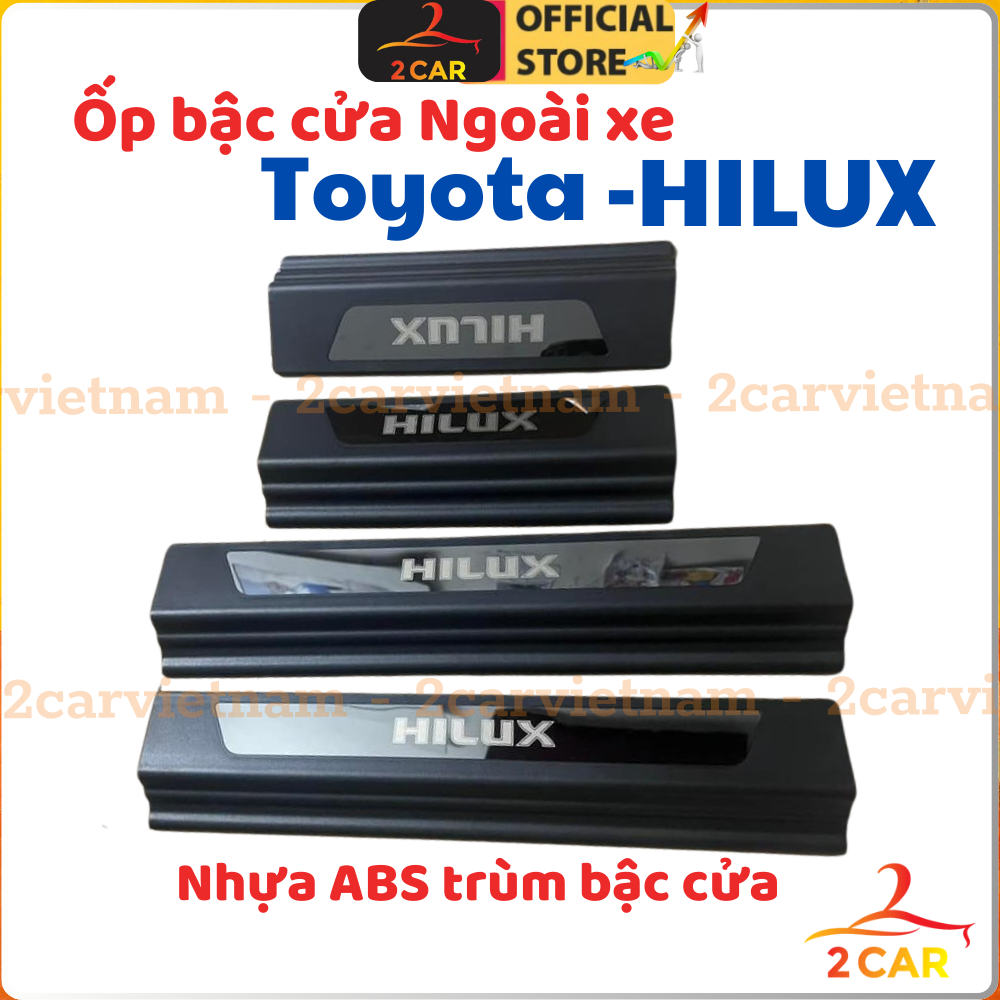 Ốp bậc cửa, nẹp bước chân NGOÀI NHỰA 3D xe Toyota HILUX - Logo chữ 3D tráng gương XỊN- Hàng cao cấp_2CAR