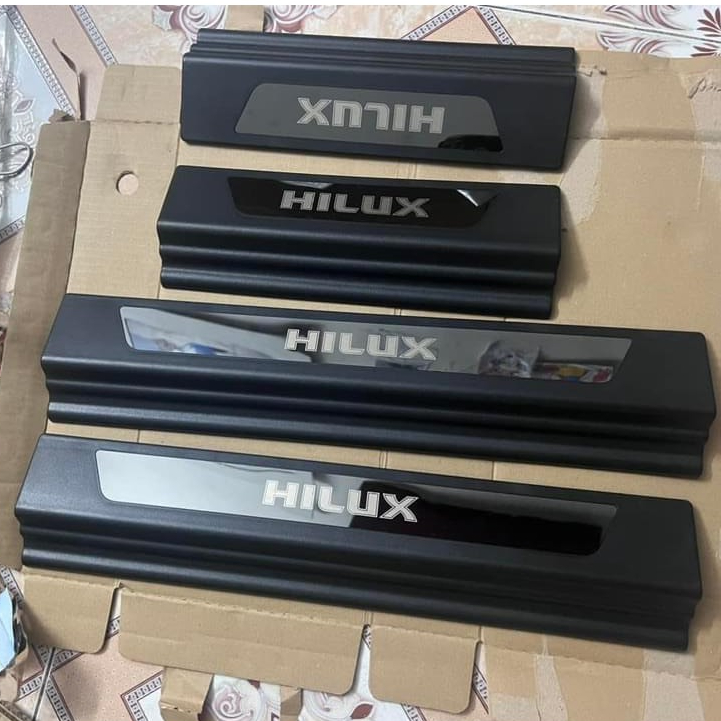 Ốp bậc cửa, nẹp bước chân NGOÀI NHỰA 3D xe Toyota HILUX - Logo chữ 3D tráng gương XỊN- Hàng cao cấp_2CAR