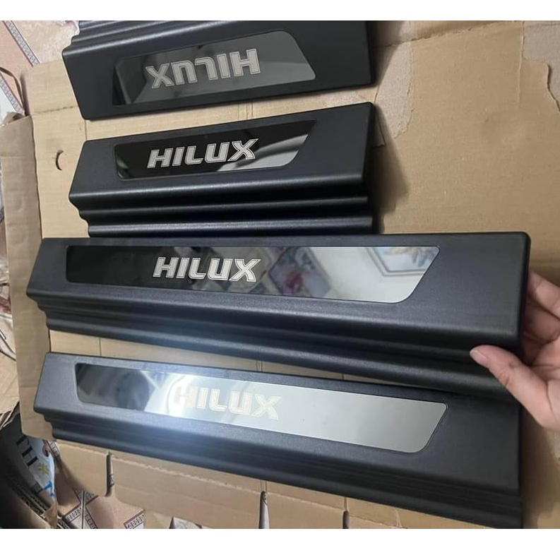 Ốp bậc cửa, nẹp bước chân NGOÀI NHỰA 3D xe Toyota HILUX - Logo chữ 3D tráng gương XỊN- Hàng cao cấp_2CAR