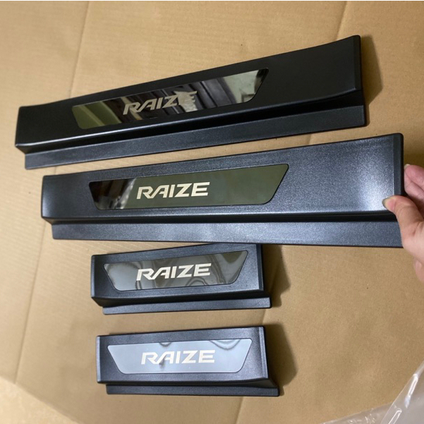 Ốp bậc cửa, nẹp bước chân NGOÀI NHỰA 3D xe Toyota RAIZE 2018- 2024- Logo chữ 3D tráng gương XỊN- Hàng cao cấp_2CAR