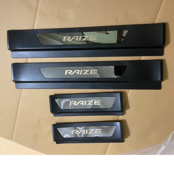 Ốp bậc cửa, nẹp bước chân NGOÀI NHỰA 3D xe Toyota RAIZE 2018- 2024- Logo chữ 3D tráng gương XỊN- Hàng cao cấp_2CAR